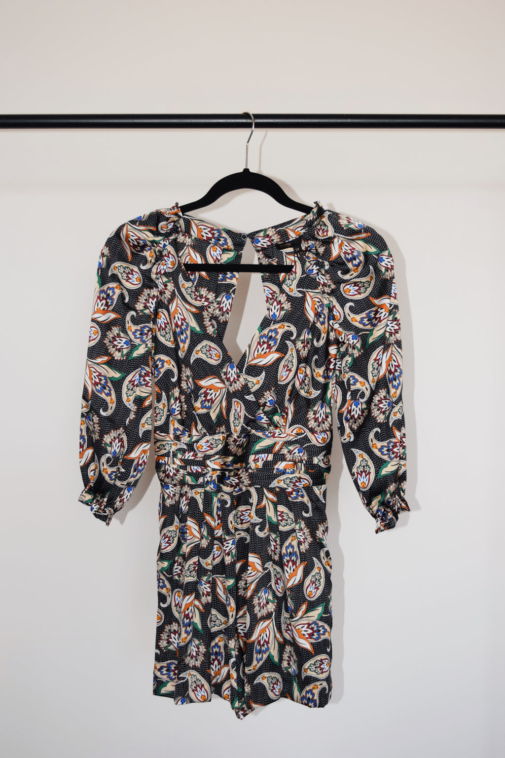 MAJE – Mono corto de satin estampado