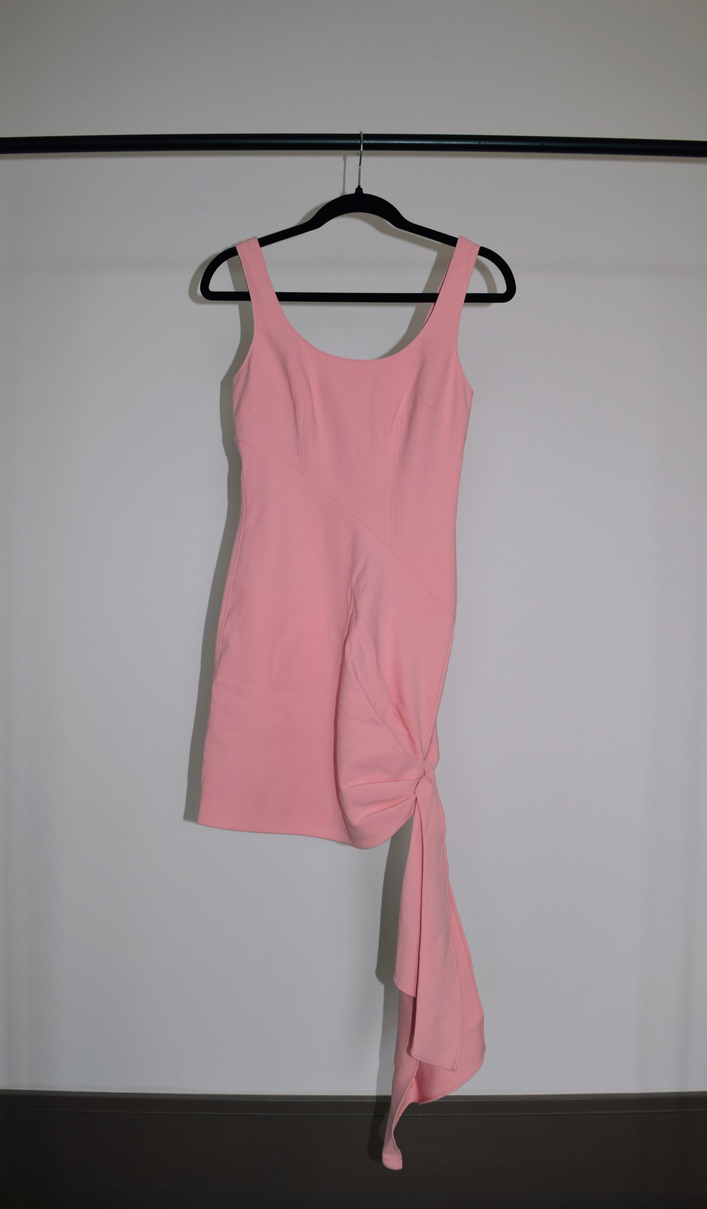 CINQ À SEPT – Vestido mini de crepé con detalle anudado