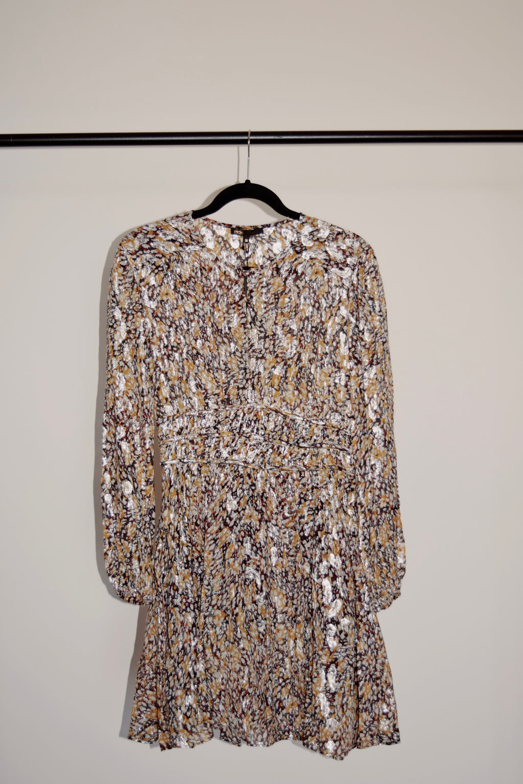 MAJE – Vestido fruncido con estampado metálico