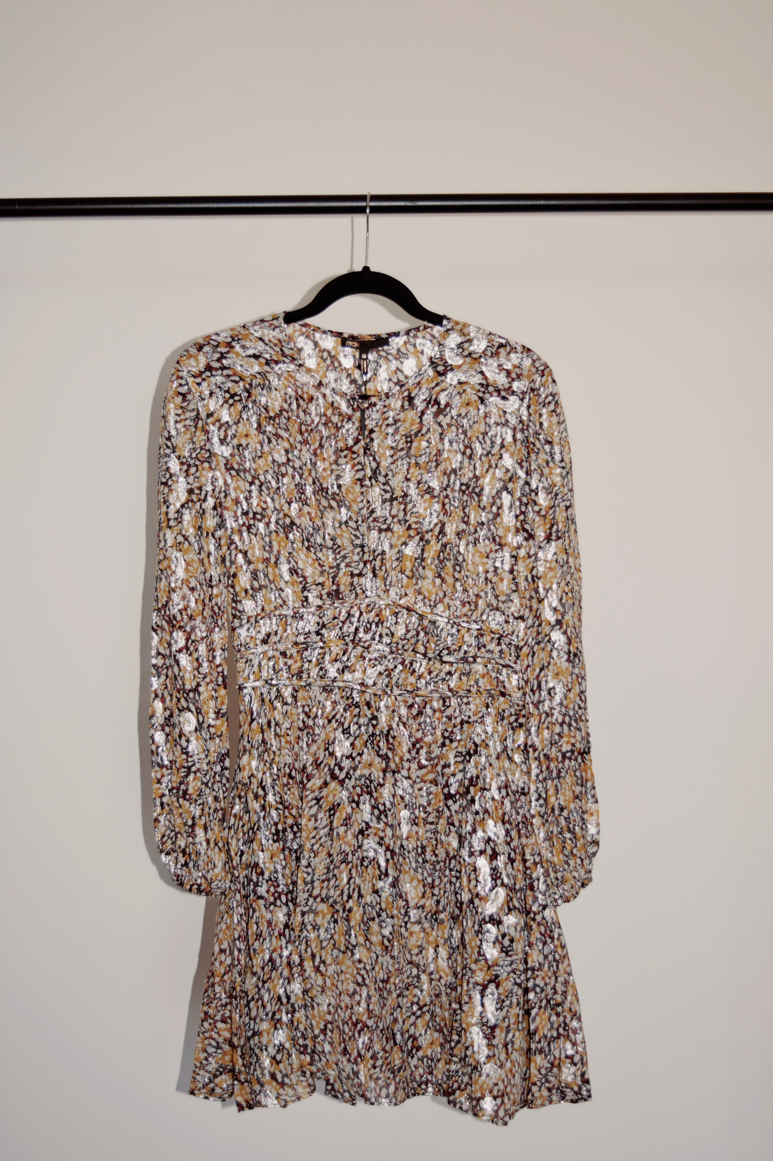 MAJE – Vestido fruncido con estampado metálico