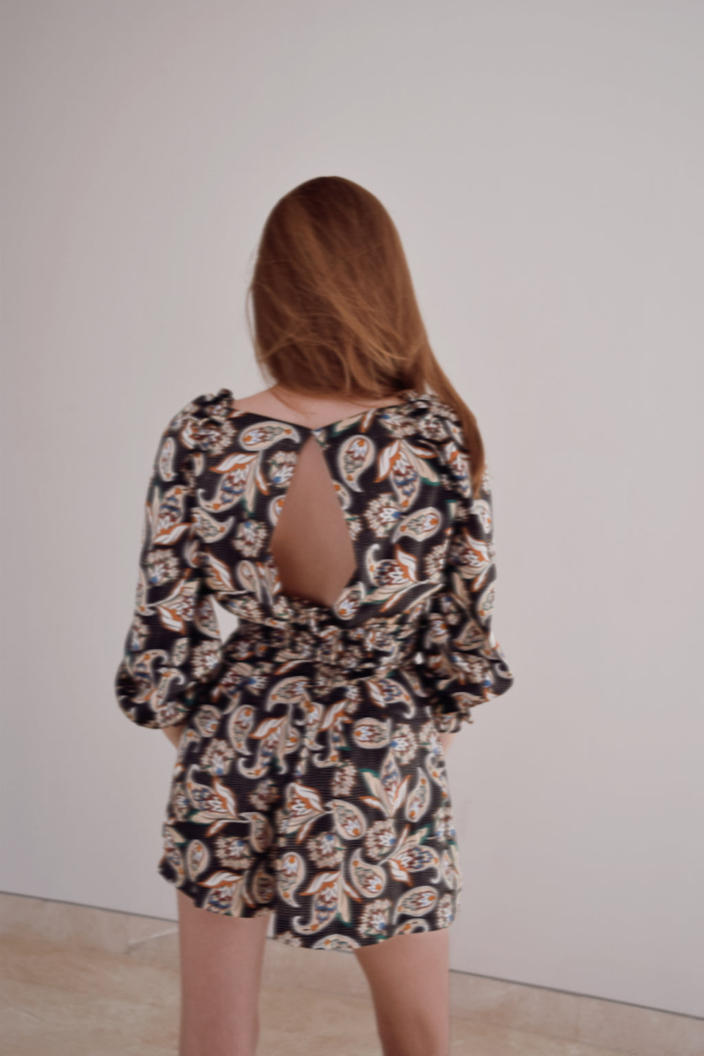 MAJE – Mono corto de satin estampado