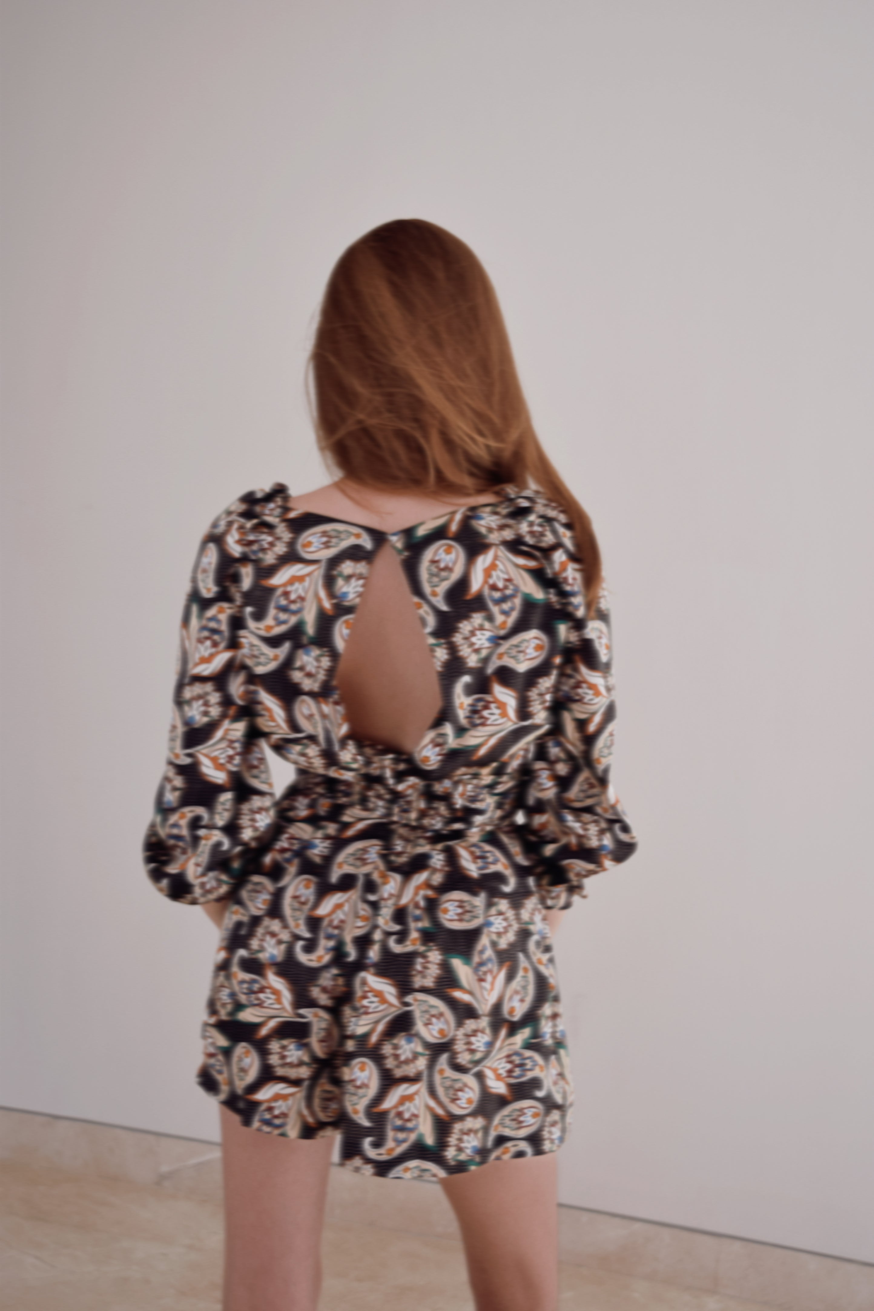 MAJE – Mono corto de satin estampado